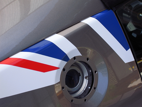 フューエルリッドへのステッカー施工