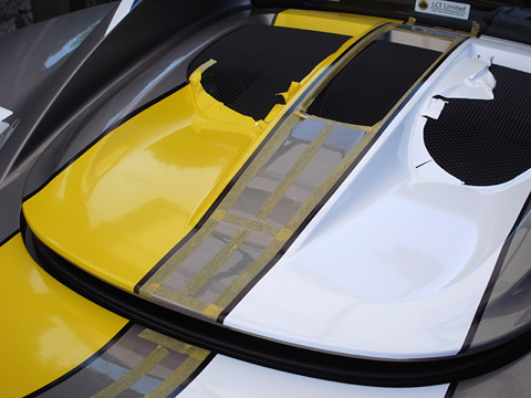 エンジンフードへのライン施工