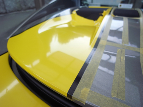 エンジンフードへのライン施工