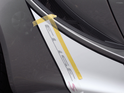 ボディサイドへロゴステッカーの施工