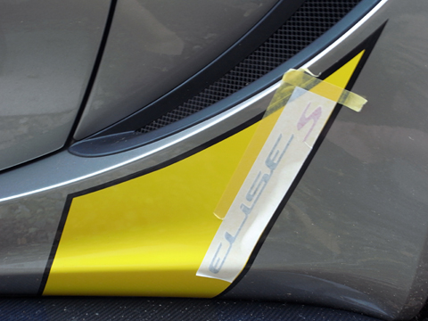 ボディサイドへロゴステッカーの施工