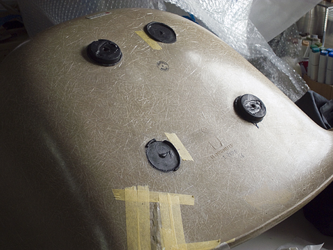 ショックマウント接着部分のサンディング・マーキングが済んだシェル