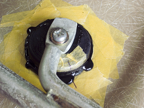 ショックマウント接着中の様子