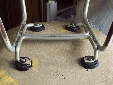 ショックマウント接着中の様子