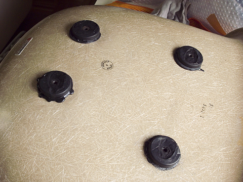 接着されたショックマウントの様子