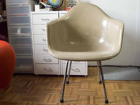 修理が完了したアームシェルチェア